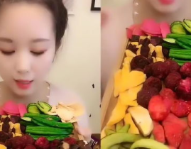 美食小姐姐吃水果蔬菜,缤纷色彩，美味无限